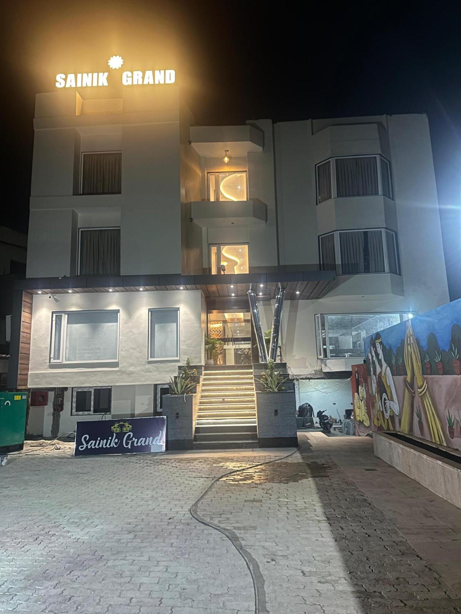 Hotel Sainik Grand Waranasi Zewnętrze zdjęcie