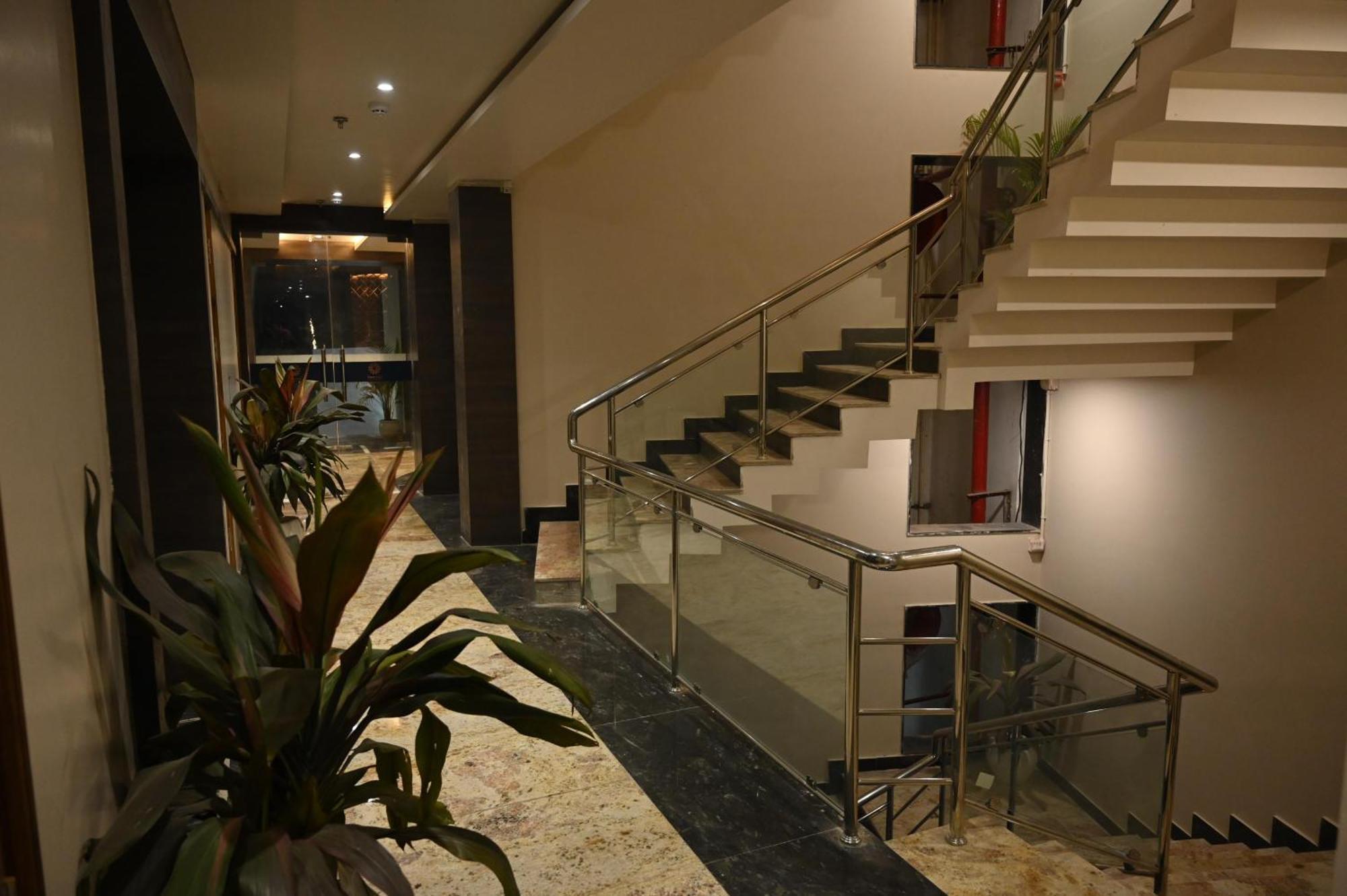 Hotel Sainik Grand Waranasi Zewnętrze zdjęcie