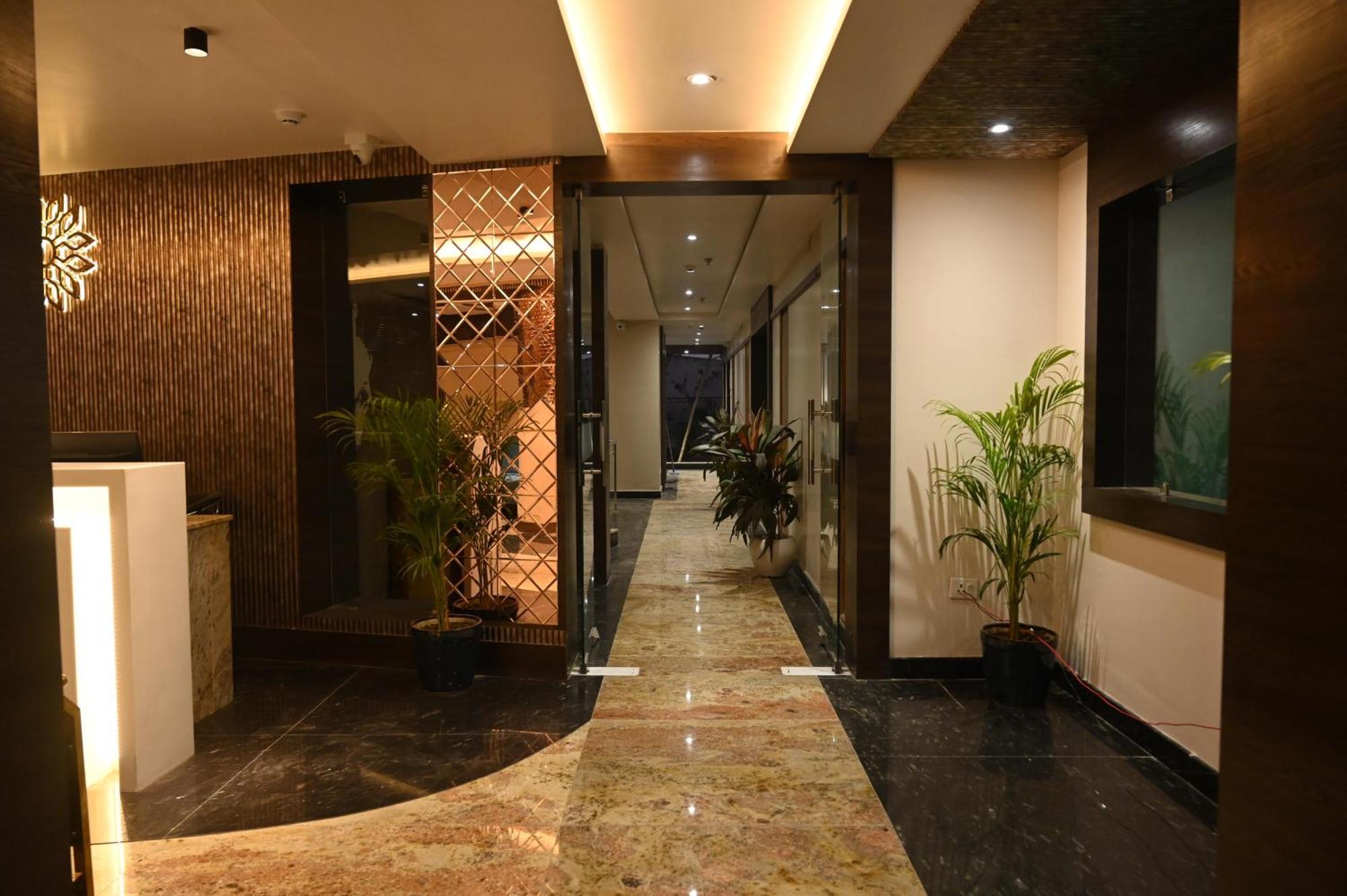Hotel Sainik Grand Waranasi Zewnętrze zdjęcie