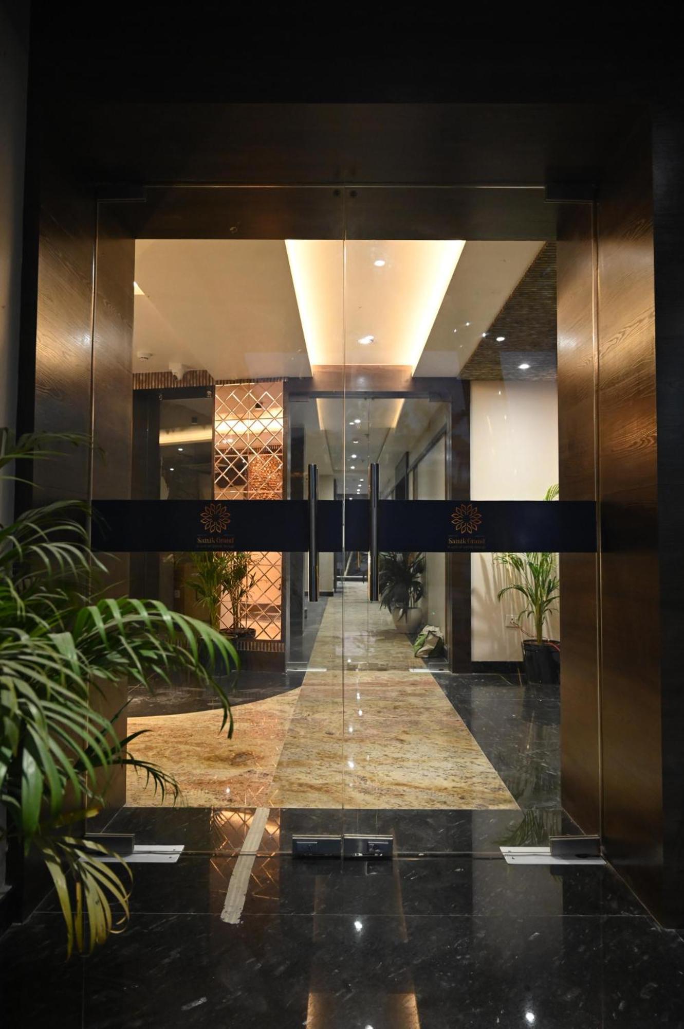 Hotel Sainik Grand Waranasi Zewnętrze zdjęcie