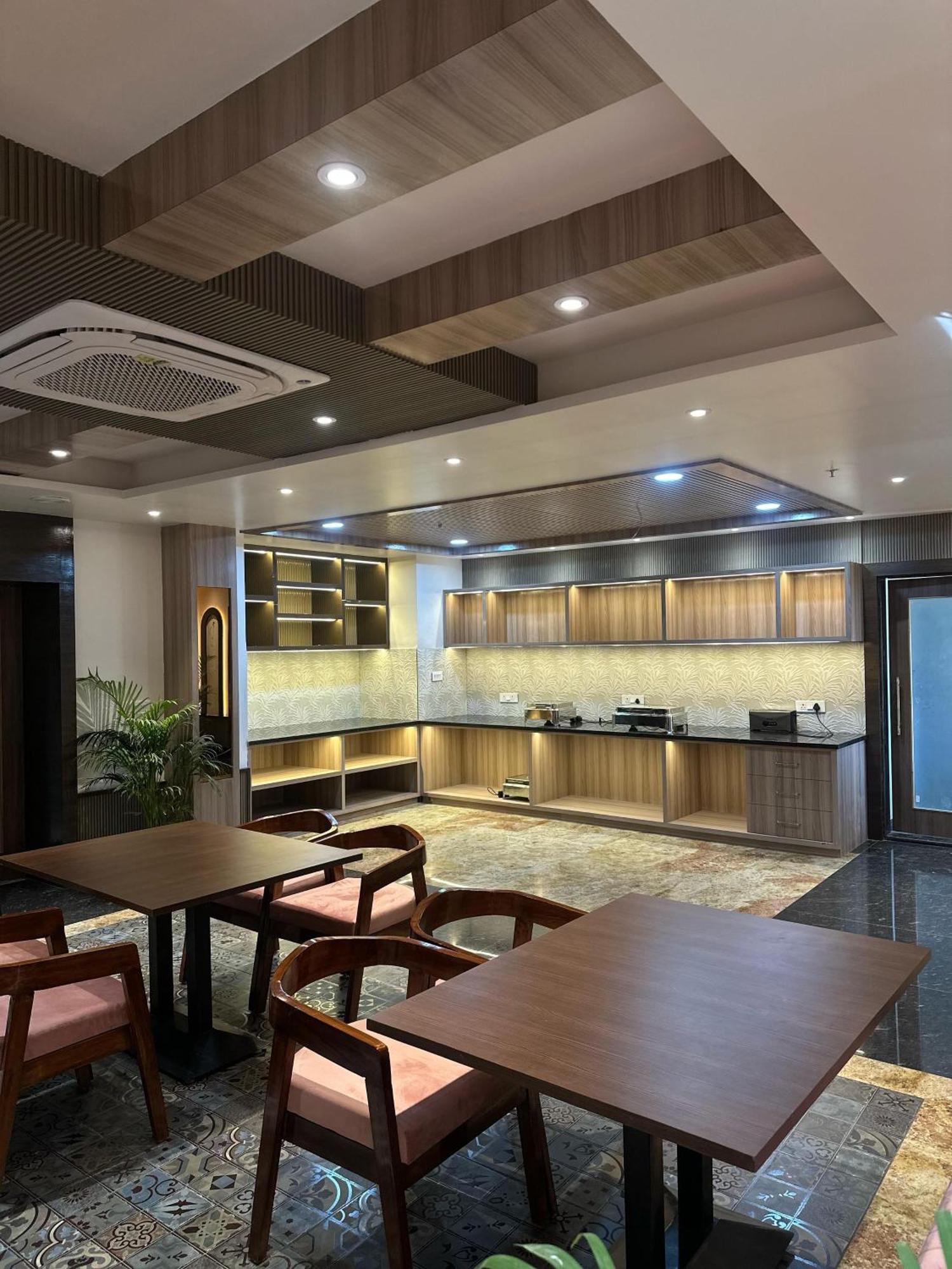 Hotel Sainik Grand Waranasi Zewnętrze zdjęcie