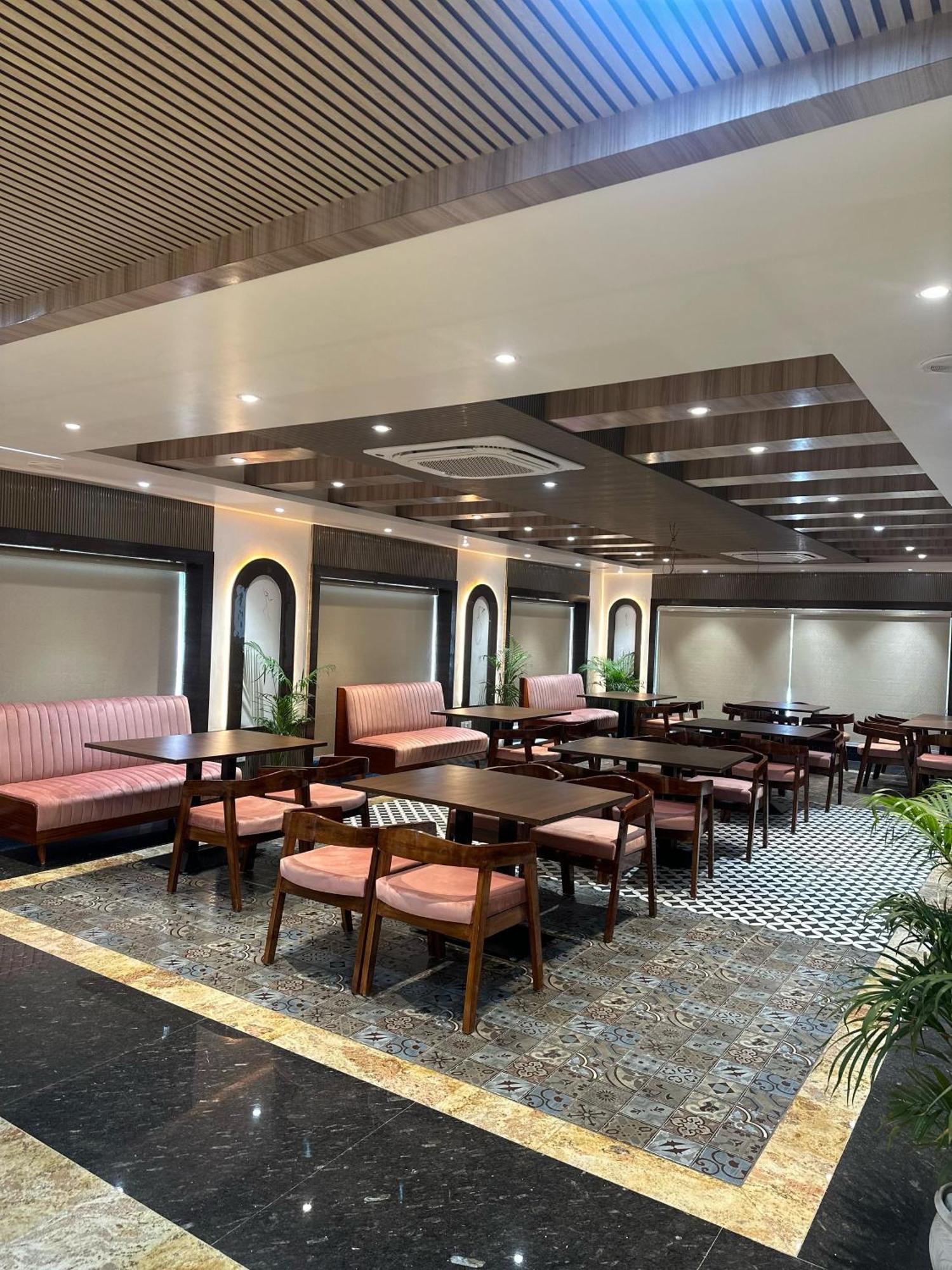 Hotel Sainik Grand Waranasi Zewnętrze zdjęcie