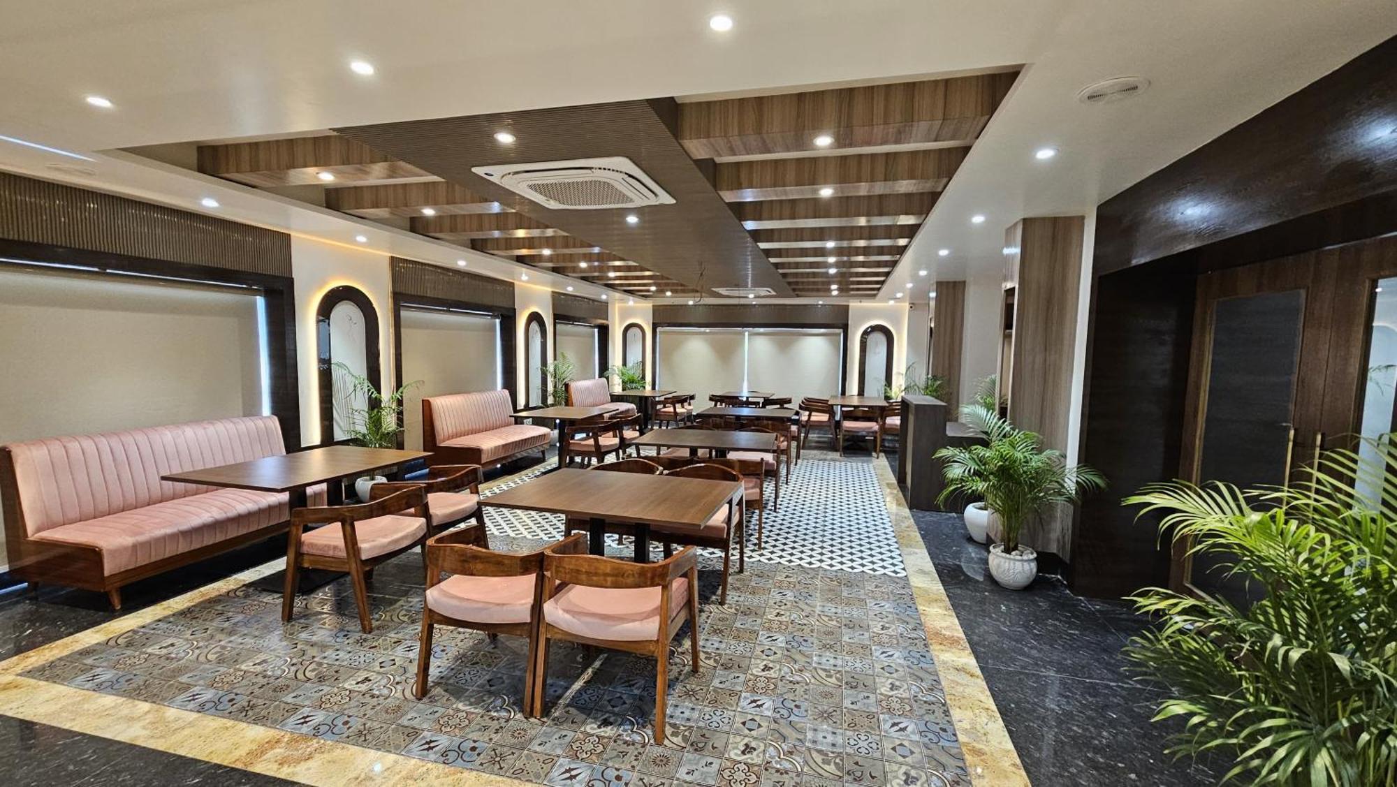 Hotel Sainik Grand Waranasi Zewnętrze zdjęcie